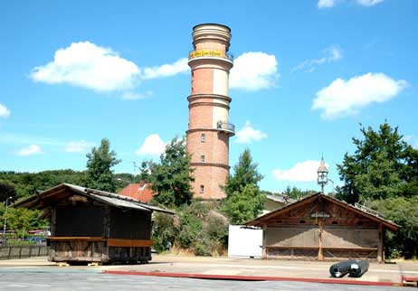 Das tut schon beim Hinsehen weh: Bayerisches Dorf vorm Alten Leuchtturm. Warum nichts maritimes? Foto: BiTp