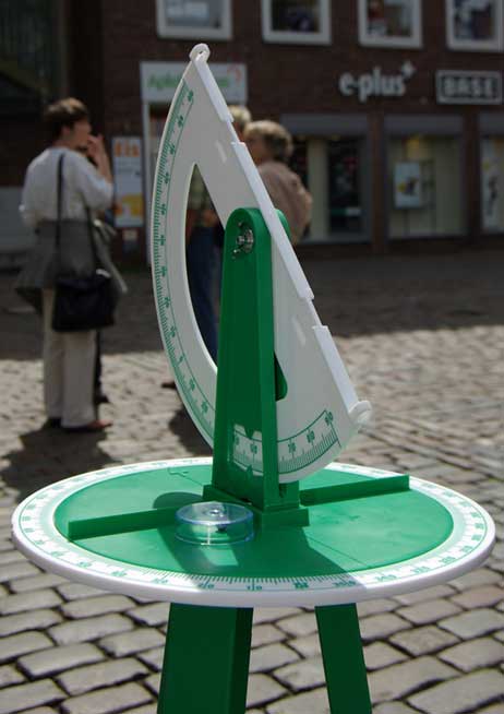 So ein Theodolit aus Kunststoff kostet etwas über 50 Euro. Fotos: CARMEN FRISCH 