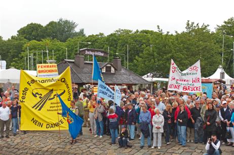 Protestplakate gegen die Beltüberquerung.