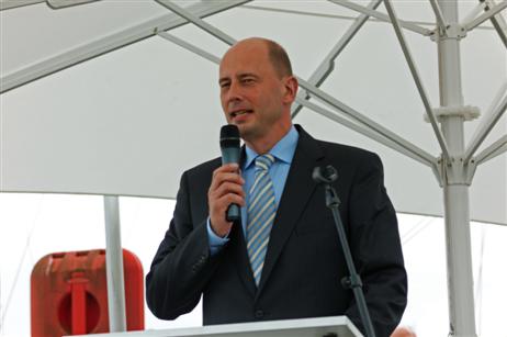 861 Bundesverkehrsminister Wolfgang Tiefensee begrüßt als Schirmherr Aktive und Gäste der Travemünder Woche.