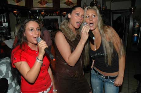 Josy, Jenny und Sandra sind extra aus Oldenburg ins Nightlife nach Travemünde gekommen, geben »Hungry Eyes« zum Besten. Foto: TA