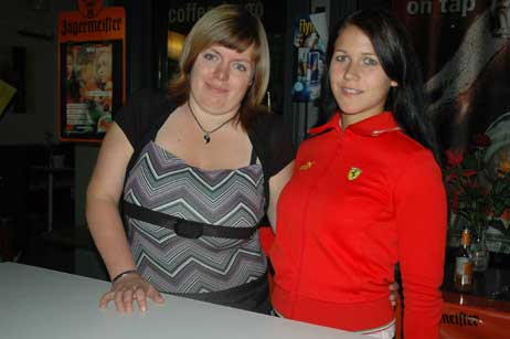 Sabrina und Anica im Strandbahnhof. Foto: TA