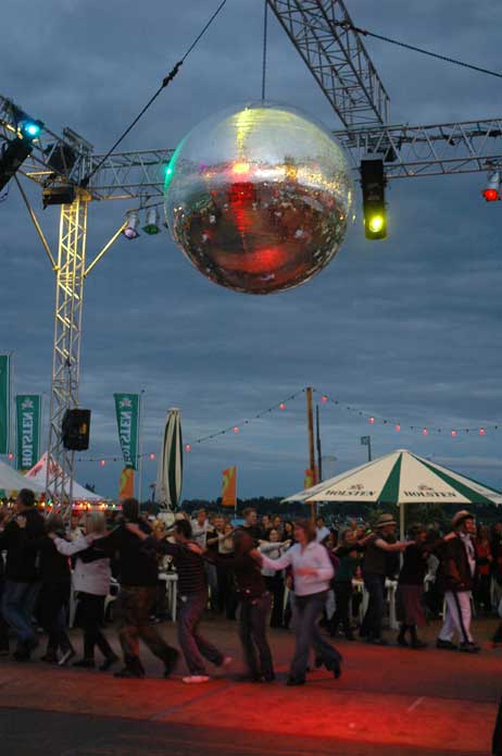 Polonnaise unter der Disco-Kugel am Freistrand. Foto: TA