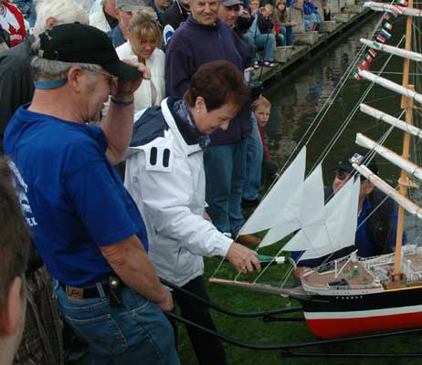 Marlis Maaß tauft das Schiff. Helmut schaut zu und ahnt schon, dass er heute Abend die Planken polieren darf... Foto: TA