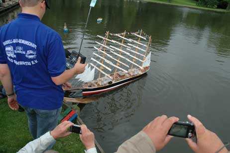 Der Stapellauf glückt. Viele Schaulustige halten den historischen Moment im Bild fest. Foto: TA