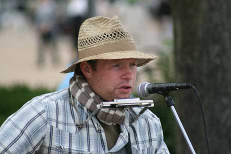 Jimmy Kelly gab ein spontanes Straßenkonzert auf der Strandpromenade. Fotos: ANIKA GRADERT