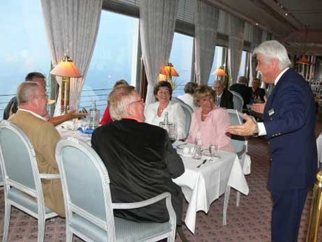 Restaurantleiter Burhan Bilgic nahm Glückwünsche der Gäste zu seinem 35. Berufsjubiläum entgegen. Foto: CLAUDIA SCHMÄING 
