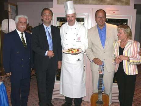 Burhan Bilgic, Oliver Gut, Hans Joachim Peschmann, Jochen Wiegandt und Marketingleiterin Gabriela Peeck (von links) freuten sich über einen gelungenen Abend. Foto: CLAUDIA SCHMÄING 