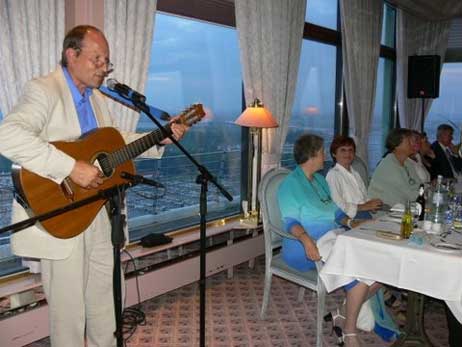 NDR-Moderator Jochen Wiegandt unterhielt die Gäste mit der Gitarre und Anekdoten aus dem Leben der Seefahrer. Foto: CLAUDIA SCHMÄING 