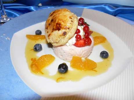 Der süße Abschluss eines schönen Menues: Schaum von frischen Erdbeeren und Mascarpone unter der karamellisierten Blätterteighaube mit einem Sirup von spanischen Zwergorangen. Foto: CLAUDIA SCHMÄING 