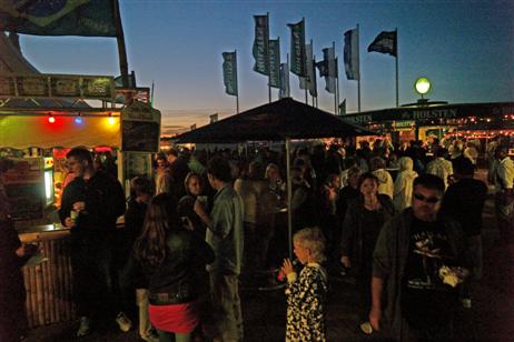 Travemünde Aktuell: Travemünder Woche im Hochsommer: Chillen, Tanzen, Feiern direkt am Strand