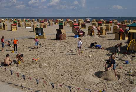 Morgens um zehn war der Sand noch schön nass vom Regen, ließ sich gut bearbeiten. Foto: CARMEN FRISCH