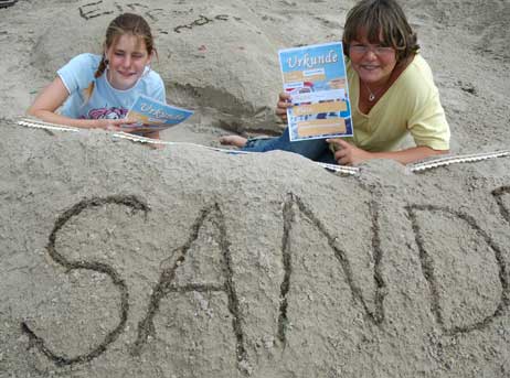 Desirée (12) und Jennifer (13) kamen mit ihrem »Herz für Kinder« in der Sandburg auf den 1. Platz bei den größeren. Foto: TA