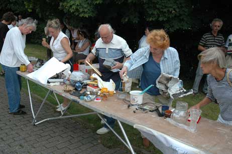 Ein kleiner Flohmarkt bot kuriose und nützlich Schnäppchen. Foto: TA 