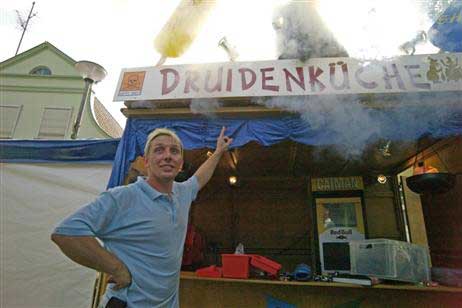 Qualmt schön geheimnisvoll: Marcus Runge vom Haus der Jugend Travemünde zeigt die restaurierte legendäre Druidenküche. Foto: KARL ERHARD VÖGELE 