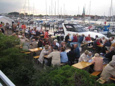 Von Anfang an gut besucht: Das Grillfest im Yachthafen des Rosenhofes auf dem Priwall. Foto: TA