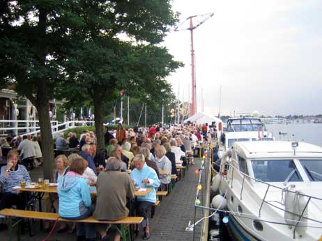 Travemünde Aktuell: Hunderte feierten bei Grillfest im Rosenhof