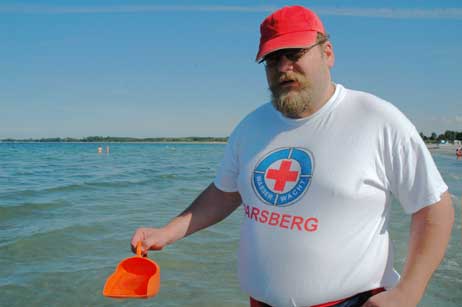 DRK-Wachgänger Andreas Döpke hatte am Donnerstag schon seine eigenen Erfahrungen mit Feuerquallen gemacht. Foto: TA