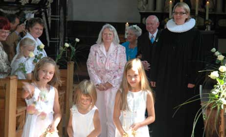 Nach dem Gottesdienst streuen Kinder Blumen. Im Hintergrund Sabine Gieselmann, Pastorin Möller sowie Hartmut und Renate Hilse. Foto: TA