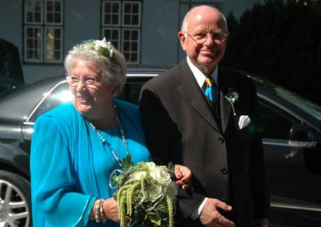 Renate und Hartmut Hilse auf dem Weg zum Dankgottesdienst anlässlich ihres 50. Hochzeitstages. Foto: TA