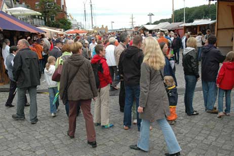 Gut besucht war während der Regenpausen heute der Mittelalterliche Markt. Foto: TA