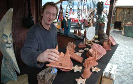Bei Wolfgang Scheel waren sogar die Visitenkarten aufgeweicht. Das Holstentor ist zum Glück aus Ton. Foto: TA
