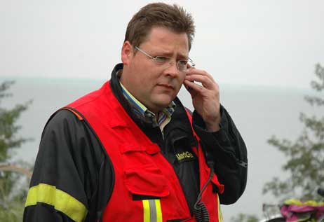 Kurze Wege: Ortswehrführer Martin Grage spricht sich mit Travemündes Kurdirektor Uwe Kirchhoff ab. Foto: TA 