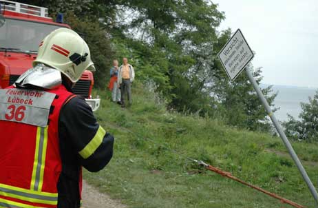 Das Schild wird aus dem Weg gezogen, damit der Lastwagen befreit werden kann. Macht nichts, denn wegen der Dreharbeiten wird die Uferkante ohnehin mit Flatterband abgesperrt. Der Kurbetrieb wird das Schild später wieder aufstellen. Foto: TA 
