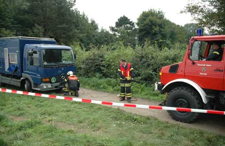 Der blaue Laster der Filmcrew hatte sich festgefahren. Foto: TA 