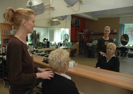 Friseurmeisterin Manuela Gösch ist dankbar für ihre vielen Stammkunden, wie hier Gudrun Hauber aus Travemünde, die ihr seit einem Jahr die Treue halten. Foto: TA