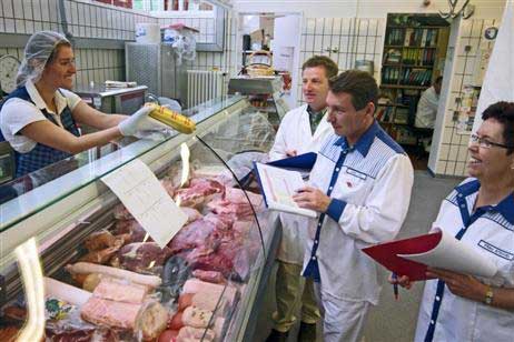 Tatjana Preis von Edeka Sandesneben beantwortet für ihre Prüfung die Fragen von Gerd Albrecht, Christian Lohff und Paula Stechel. In der Berufsbildungsstätte wurde ein kompletter Tresen bestückt, wie er auch in Fleischerei-Fachgeschäften steht. Alle Fotos: KARL ERHARD VÖGELE 