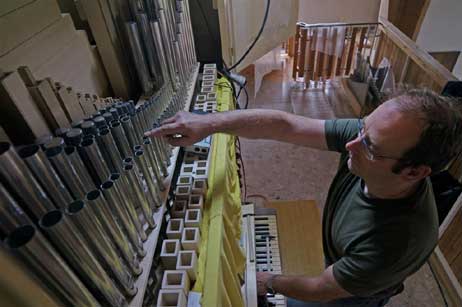 Michael Wetzel stimmt die Orgel. Fotos: KARL ERHARD VÖGELE
