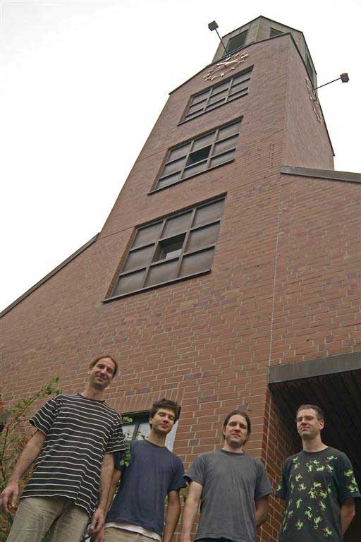 Die Dresdner Orgelbauer vor der Versöhnungskirche: Matthias Weisbach, Anton Walsch, Christian Mrzik und Friedemann Schwarzenberg. Foto: KARL ERHARD VÖGELE