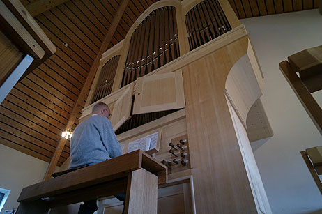 Dr. Schulz spielt zum ersten Mal die neue Orgel. Alle Fotos: KARL ERHARD VÖGELE 