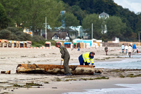 Mitarbeiter des Amtes für Katastrophenschutz untersuchten heute in Timmendorfer Strand das angeschwemmte Torpedo. Foto: JW/VG 