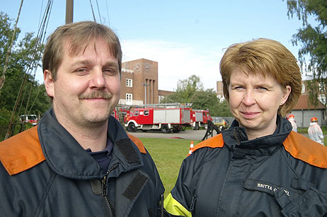 Sven Klempa (l), Leiter der Jugendfeuerwehr der Hansestadt Lübeck, Britta Göttel (r), Leiterin Fachbereich Öffentlichkeitsarbeit