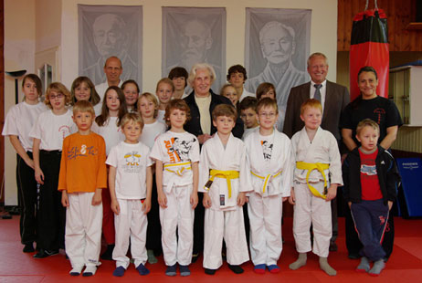 Die jungen Schüler der Kung-Fu-Schule mit Trainern sowie Anna-Maria Wendelborn und Christian Gomlich. Alle Fotos: CARMEN FRISCH
