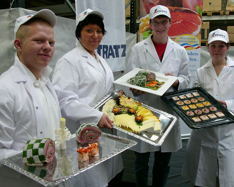 Die Sieger im Nachwuchs-Wettbewerb des Fleischer-Verbandes Schleswig-Holstein. Von links: Christoph Zwernemann (Schweinebraten), Rebecca Wilke (Käseplatte), Christopher Fritze (Putenbraten) und Jenny Thom (Kanapees). Foto: FLEISCHER-VERBAND 