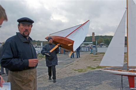 Bernd Tilgner aus Finsterwalde segelte am Priwall die zwei Meter lange »Vineta« (Masthöhe 2,50 Meter). Alle Fotos: KARL ERHARD VÖGELE