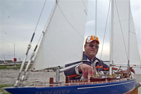 Frank Houtrouw hat die legendäre »Endeavour« in Handarbeit nachgebaut (Länge 2,00 Meter, Masthöhe 2,30 Meter). Alle Fotos: KARL ERHARD VÖGELE