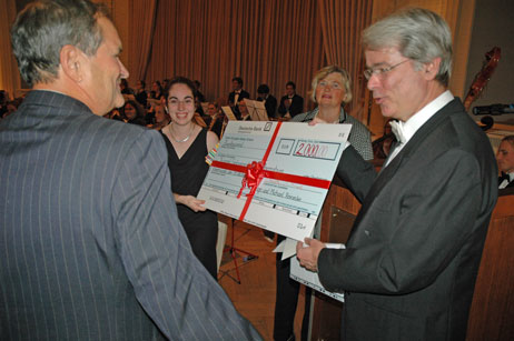 Ein Mitglied des Fördervereins überbrachte eine Spende über 2000,00 Euro. Foto: TA 