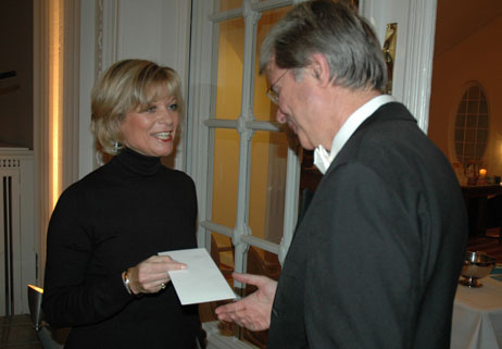 Ahrensburgs stellvertretende Bürgermeisterin Susanne Philipp-Richter überreichte Orchesterleiter Michael Klaue auch einen kleinen Zuschuss der Stadt. Foto: TA 