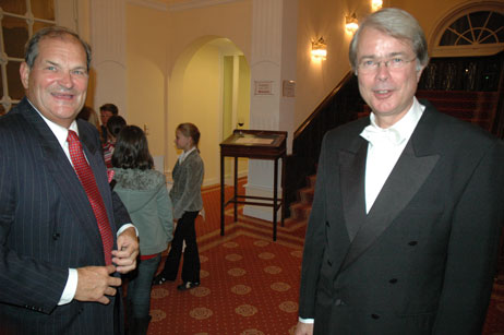 Orchesterleiter Michael Klaue (rechts) vor dem Konzert. Foto: TA 