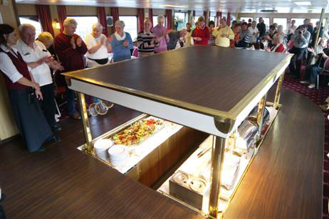 Buffet mit Show-Effekt: Wie ein Fahrstuhl fahren die leckeren Sachen nach oben. Foto: KARL ERHARD VÖGELE 