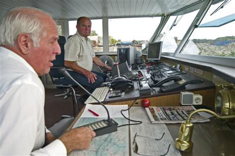 Über Bordlautsprecher gibts von der Brücke der »Adler Princess« Infos zur Fahrt. Foto: KARL ERHARD VÖGELE 