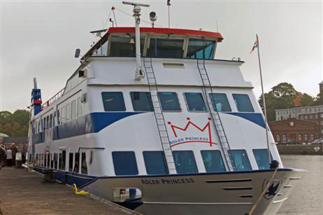 An den Lübecker »Media-Docks« legt die »Adler Princess« ab. Foto: KARL ERHARD VÖGELE 