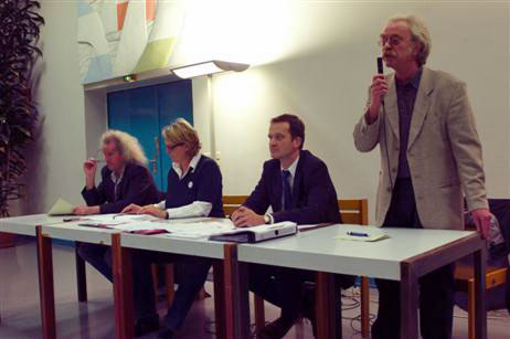 Leiteten die Bürgerversammlung: Siegbert Bruders (BI Priwall), Pastorin Anja Möller (als Moderatorin), Rechtsanwalt Klinger und Eckhard Erdmann. Foto: KARL ERHARD VÖGELE