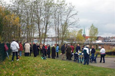 Mehr als 30 Baumliebhaber fanden sich ein, um den Bergahorn »Martin« zu pflanzen