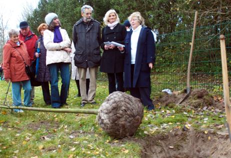 Christine Hilgers bei ihrer Rede für »Martin«, Dr. Ursula Kühn vom Bereich Naturschutz (2. von rechts)