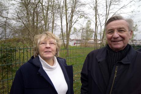 Christine Hilgers (li) und Herr Hülsebusch, Direktor des Rosenhofes Travemünde